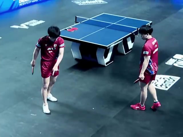谈球吧体育app官网这场地绝了😂WTT印度站比赛，张本智和赛中疑遭天降鸟屎💩