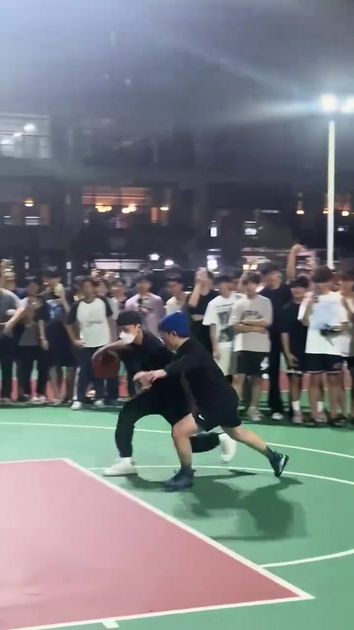 谈球吧官网登录入口徐杰参加校园行活动单挑命中超远三分再秀熟悉“晚安安”庆祝🌙