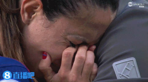 谈球吧体育app下载巴萨女足三连冠梦碎！邦马蒂赛后蹲在场上掩面痛哭