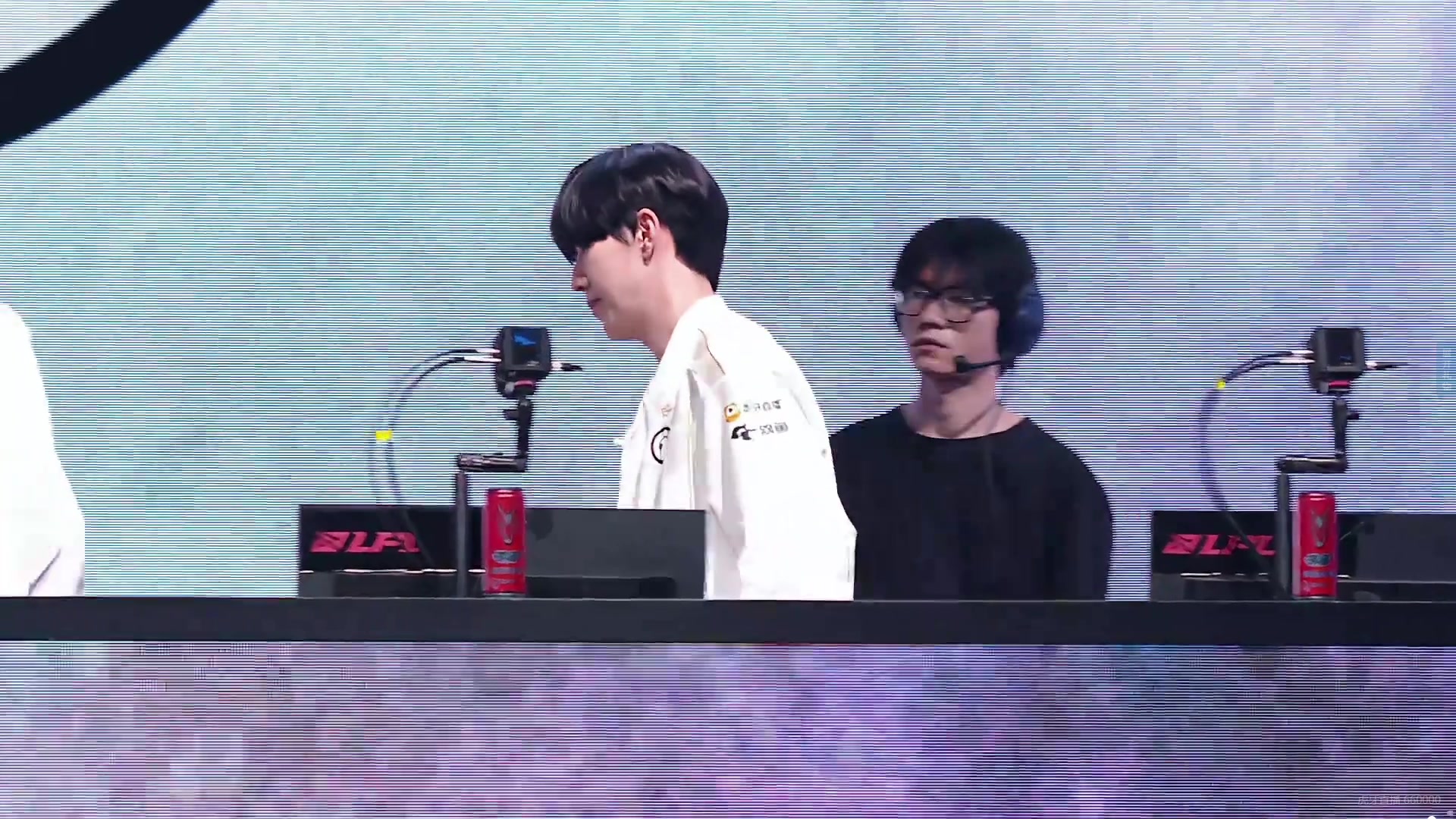 谈球吧(中国)官方网站赛后Theshy面无表情，Kid解说台上直接表示：这个状态面对BLG感觉有机会啊！