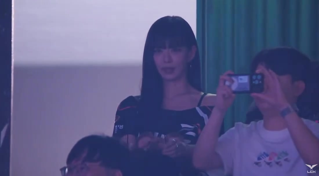 谈球吧体育app下载HLEvsGEN决胜局战歌起！赛前LCK官方镜头给到HLE观赛团长彩煐🕶️